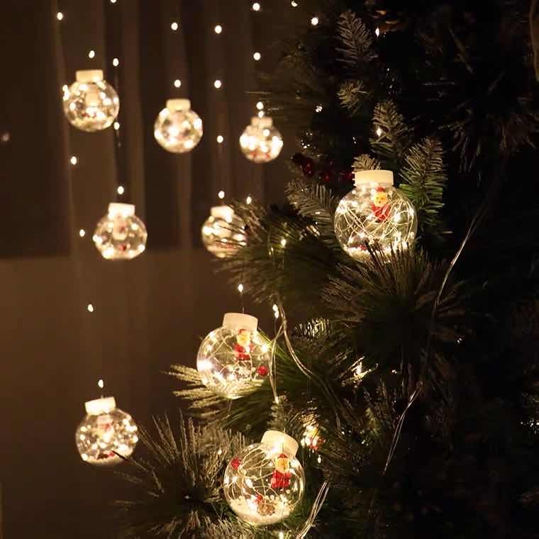 Τοποθέτηση χριστουγεννιάτικου φωτιστικού τύπου κουρτίνας με γκλομπ και ειδώλια, 3Μ
